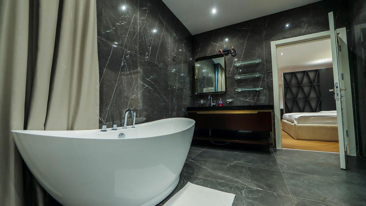 Al-Burhan Hotel Bagdad Buitenkant foto